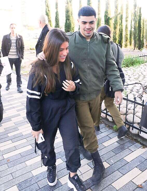 "מפתחים עור של פיל". מרגי וקירל ביום הגיוס שלה // צילום: ניר פקין