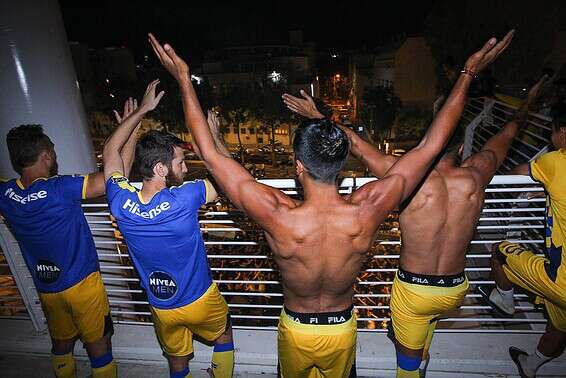 שחקני מכבי ת"א חוגגים עם הקהל // צילום: עמי שומן