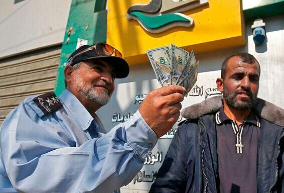 חלוקת הכסף הקטארי ברצועת עזה // צילום: איי.אף.פי