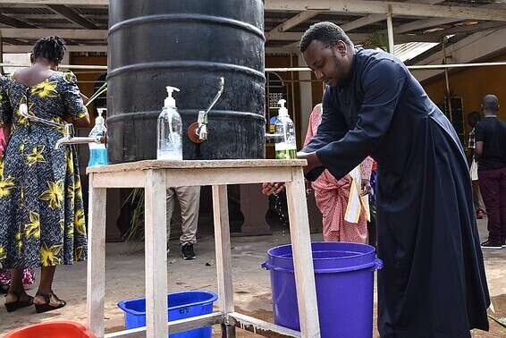 עמדת חיטוי ידיים בבירה דודמה // צילום: איי.אף.פי