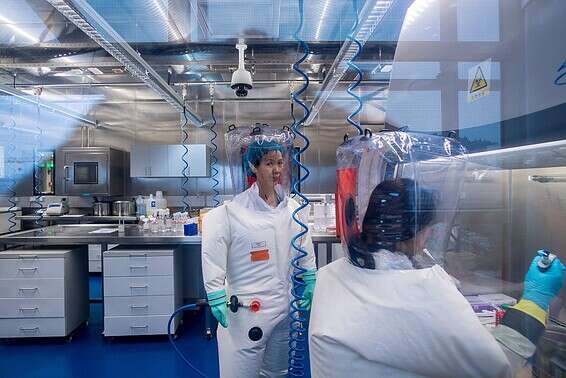 ד"ר שי ז'נגלי במעבדה בהוואן // צילום: איי.אף.פי