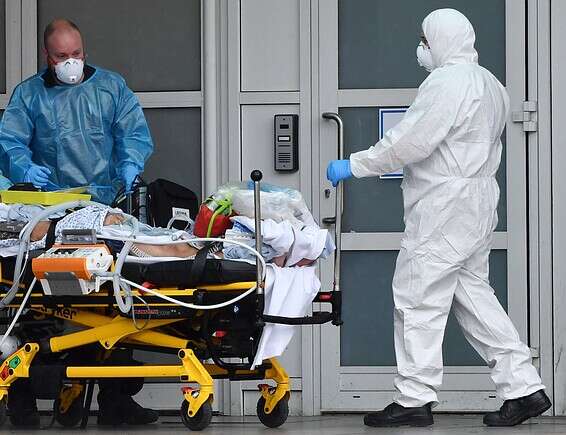 טיפול בחולה קורונה בבית חולים בלונדון // צילום: איי.אף.פי