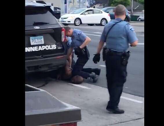 שאובין דורך על צווארו של פלויד // צילום: איי.אף.פי