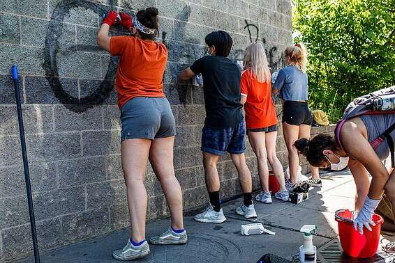 מתנדבים במיניאפוליס מנקים גרפיטי // צילום ארכיון: איי.אף.פי