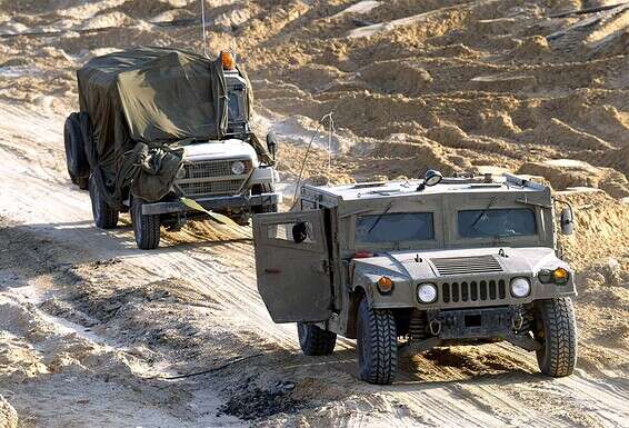 "כל הזמן ברחתי מהשיקום הביתה, ובשלב מסוים הם השתכנעו שצריך לשחרר אותי". הג'יפ שבו נפצע לויוס מפונה מאזור הפיצוץ במורג, ינואר 2005