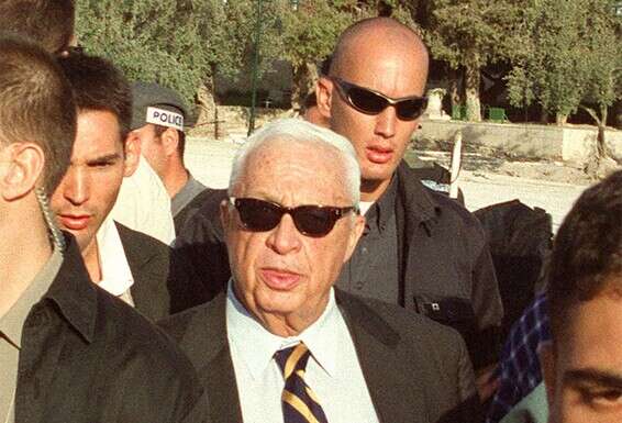 ביקורו של ראש הממשלה שרון בהר הבית // צילום: איי.אף.פי