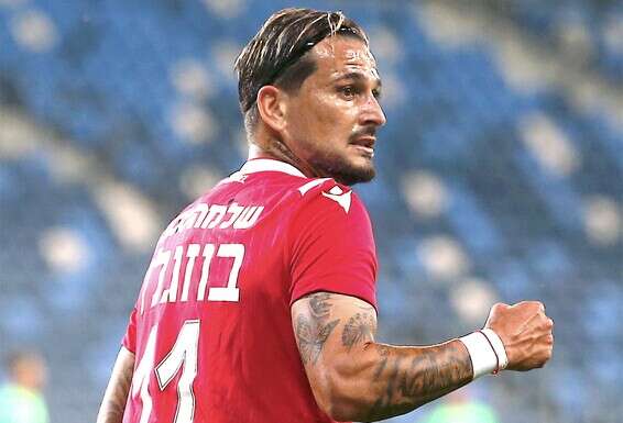 במדי הפועל  תל אביב. "עובדים בשיטת מצליח" צילום: אלן שיבר