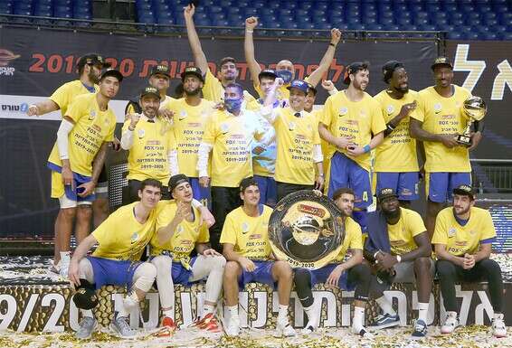 "היה נכון לחדש את הליגה בישראל". עם שחקני מכבי בזכייה באליפות המדינה ביולי // צילום: אלן שיבר