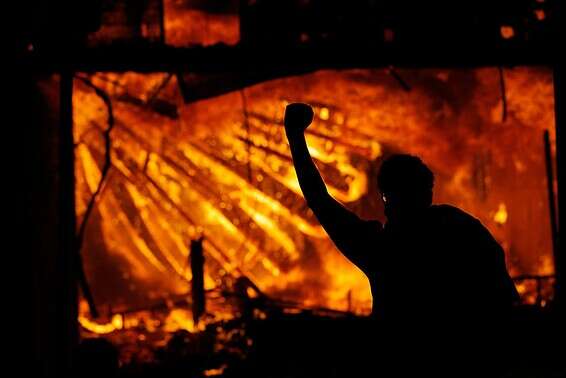 מפגינים במיניאפוליס נגד המשטרה // צילום: רויטרס
