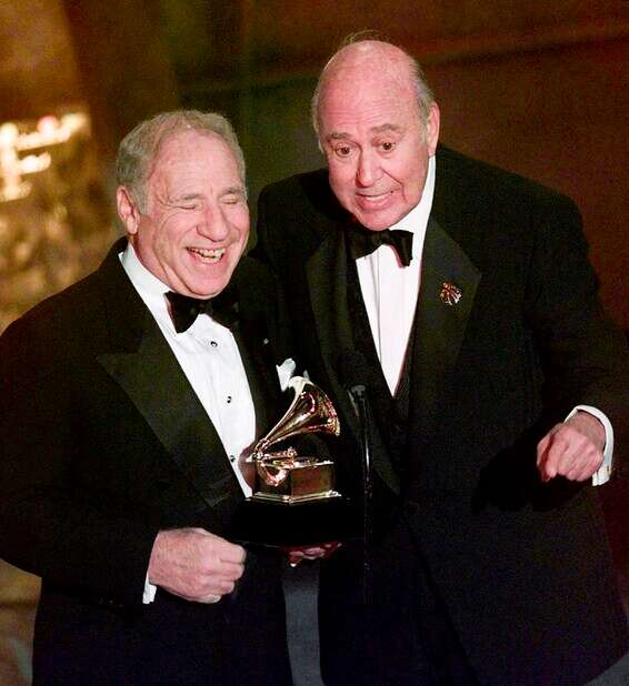 קארל ריינר ומל ברוקס מקבלים פרס על "האיש בן ה-2,000" // צילום: AP