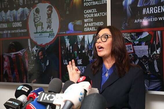 השרה רגב במסיבת העיתונאים לאחר הביטול // צילום: גדעון מרקוביץ'