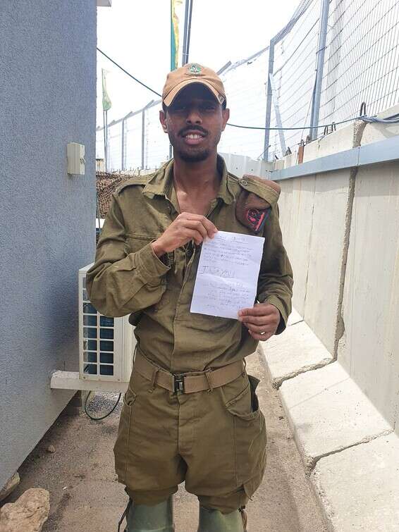 חייל גולני שקיבל את המכתב 