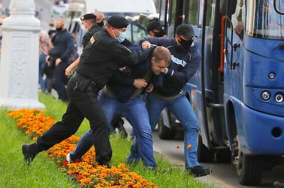 מפגינים מובלים למעצר בבלארוס // צילום: רויטרס