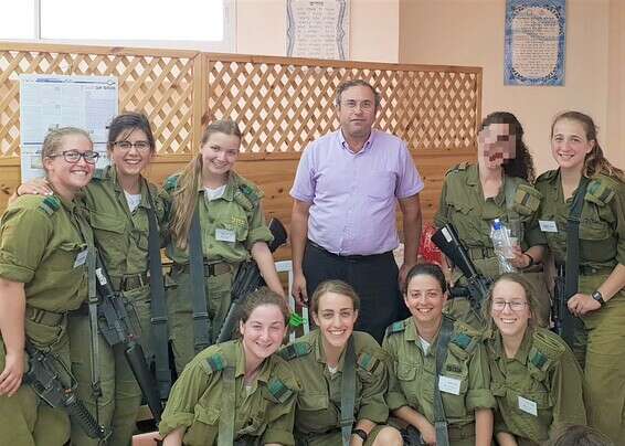 בוגרות שכבר התגייסו לצה"ל // צילום: מדרשת או"ת לינדנבאום/רשת אור תורה סטון
