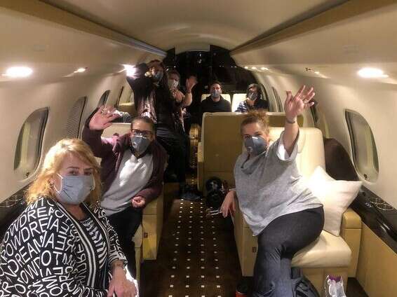 נוסעי "ספינת הקורונה" על המטוס לישראל // צילום: שגרירות ישראל ביפן