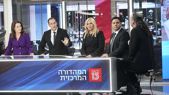 עם פרשני חדשות 13 // צילום: רפאל דלויה