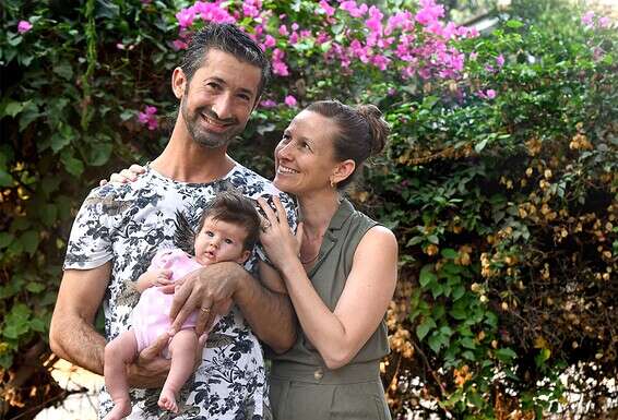 יוסף ואפרת בכר עם התינוקת שיה ניני, השבוע. "שיה זה מתנת הבורא, וניני זה ראשי התיבות של ניסים ונפלאות" // צילום: אפרת אשל