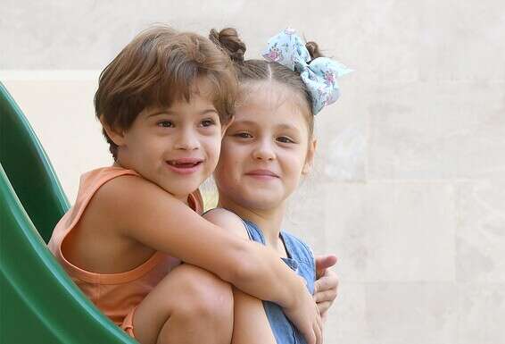 טאיה ונועם. "אני אוהב אותה, כי היא משחקת איתי ואוהבת אותי" // צילום: אפרת אשל