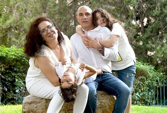 ליאת, צדוק, עילאי ותהל. "הילדה קפצה קפיצה קוגניטיבית מדהימה והפכה להיות שמחה" // צילום: אפרת אשל