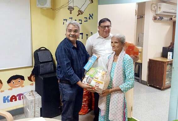 חלוקת מצרכים לחג ליהודי הוד// וצילום: אליה ג'קוב