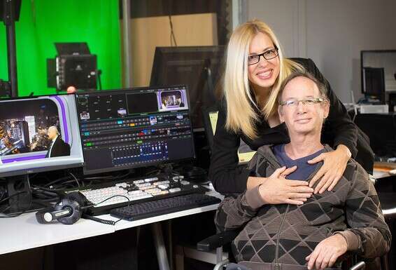 רועי שוחט ושרון שפר, לפני הקורונה. "לפעמים, כשאנחנו קולטים שמסתכלים עלינו, אנחנו מתנשקים בכוונה"  // צילום: אריק סולטן