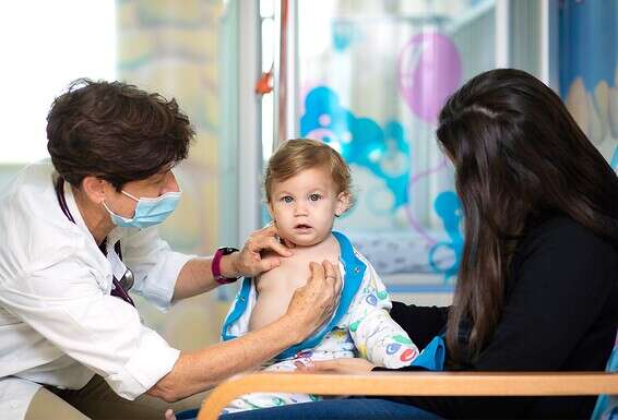 "האתגר שלנו הוא להתמודד עם הביקוש". ד"ר גלי שטופמן בטיפול בבית החולים ברזילי // צילום: אריק סולטן