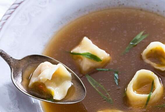 מרק עדין, שמקבל את העוקץ ממילוי הדלעת בקרפלך. מרק ראש עם קרפלך, דלעת וג'ינג'ר // צילום: איתיאל ציון