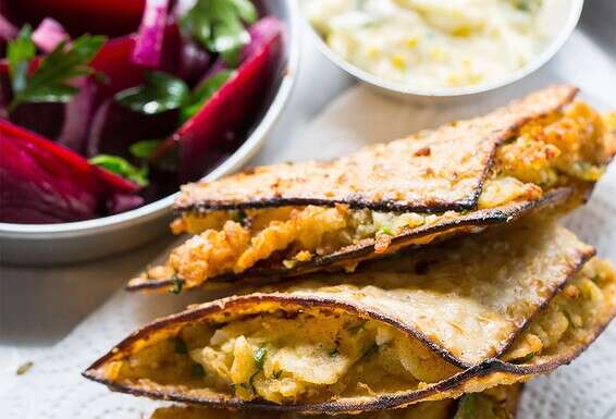 עראייס תפוח אדמה, איולי וסלט סלקים. מטגנים את הסנדוויץ' משני הצדדים עד הזהבה