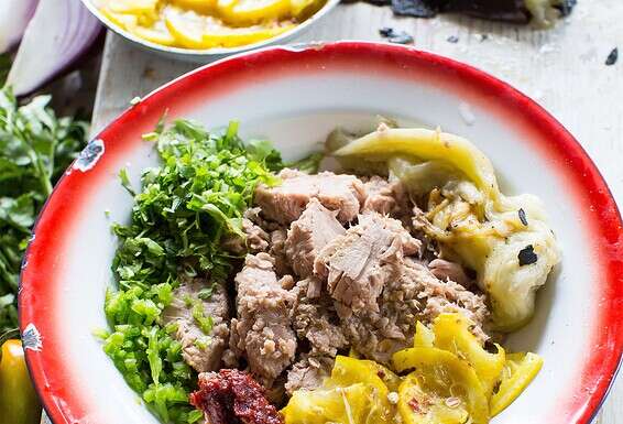 החומרים להכנת עראייס טונה. מרטיבים את המצות, וכך ניתן לקפל אותן בקלות  // צילום: איתיאל ציון