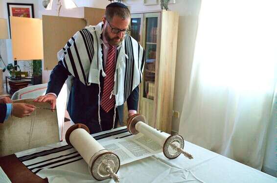 אלכס פטרפרונד, ראש הקהילה היהודית בדובאי, קורא בתורה // צילום: אי.פי