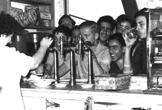 קיוסק ב־1949. צילום: פריץ כהן, לע"מ