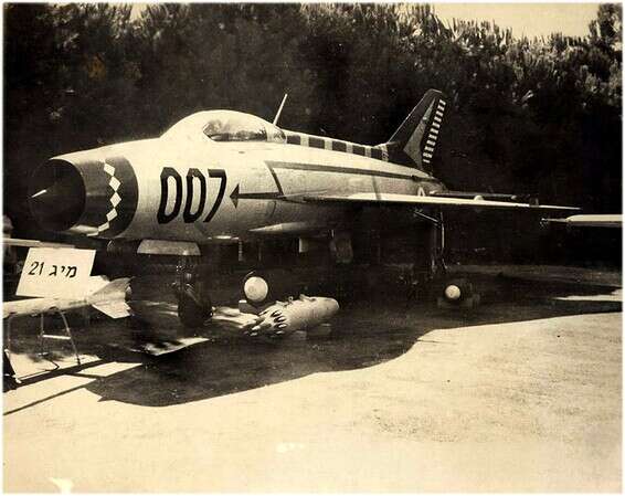 המטוס מוצג בגני התערוכה בסביבות 1966 // צילום: נחום עסיס, ויקיפדיה