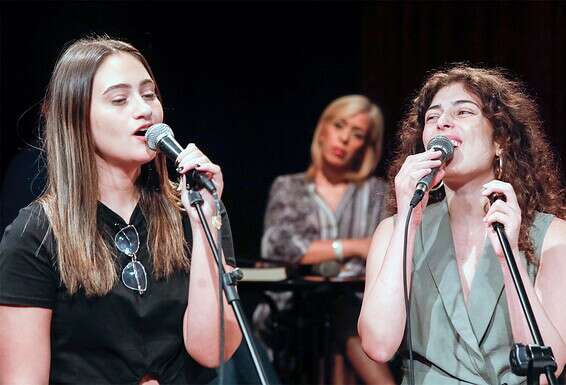 שרה עם רוני דלומי // צילום: גדעון מרקוביץ'