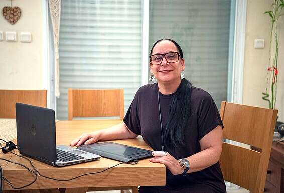 המורה רונית בכר מעפולה // צילום: גיל אליהו - ג'יני