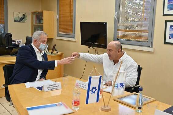 גנץ ופרופ' שפירא במכון הביולוגי, היום // צילום: אריאל חרמוני / משרד הביטחון