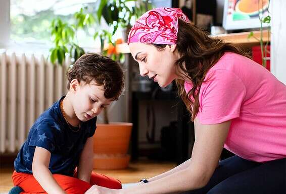 יצירה עם הילדים בסלון. "גם הטלוויזיה יכולה להיות כלי חינוכי טוב" // צילום: גטי אימג'ס