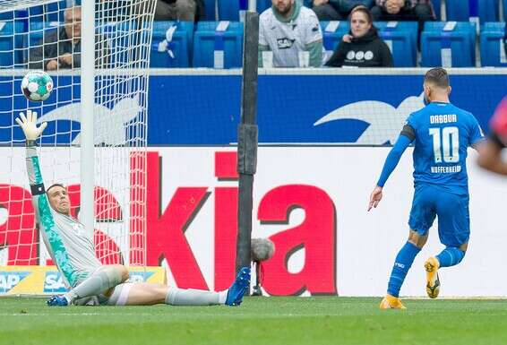 "להבקיע מול באיירן זה משהו שמעלה את הביטחון ומוריד קצת לחץ מהכתפיים". דאבור מכניע את שוער באיירן מינכן מנואל נוייר צילום: GettyImages