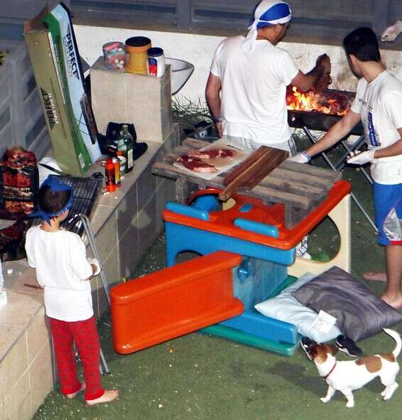 על האש בחצר // צילום: הרצי שפירא