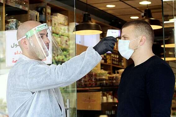 בדיקות חום בכניסה לחנויות // צילום: הרצי שפירא