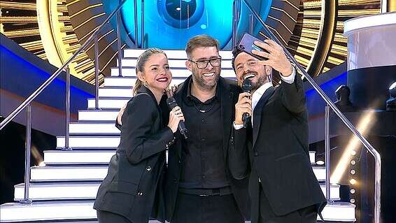 התגעגעתם? אורן חזן ומנחי "האח הגדול" // צילום: מיכה לובטון
