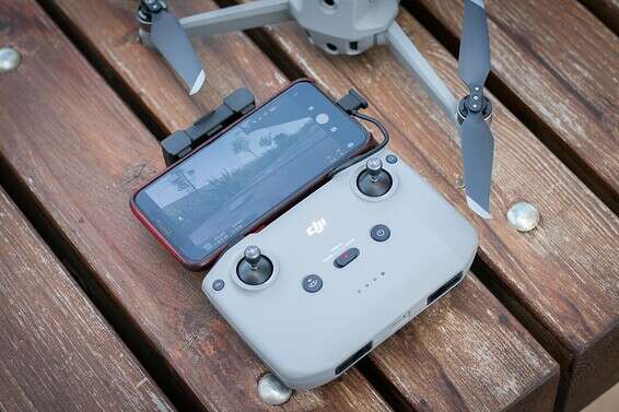 מצויד בזרוע ייעודית וחזקה לחיבור הסמארטפון // צילום: ינון בן שושן