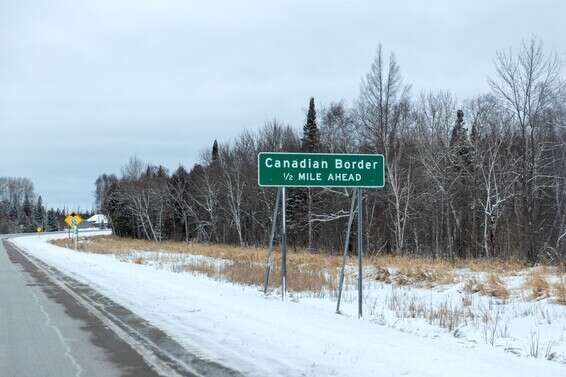  שלט המציין את הגבול הקנדי // צילום: לורי סול/ Flickr