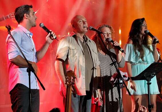 שלומי שבת בהופעה עם אחותו לאה שבת ובניו אביהו שבת ומנור // צילום: קוקו