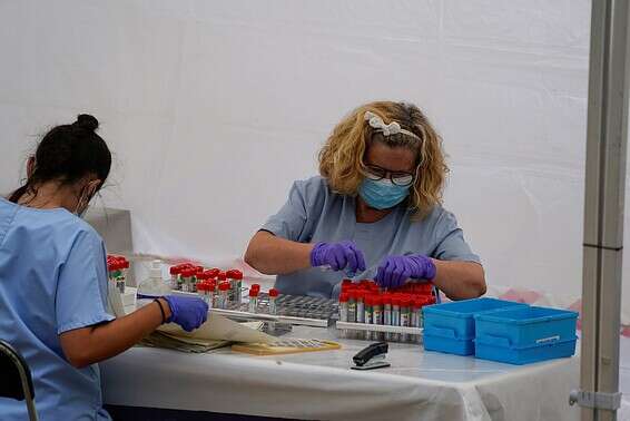 בדיקת PCR בספרד // צילום: רויטרס