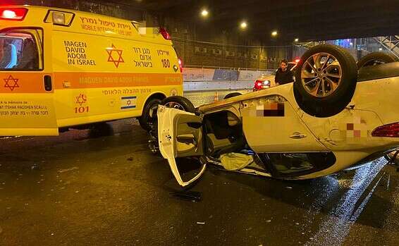 התאונה מתחת למחלף השלום // צילום: דוברות מד"א 