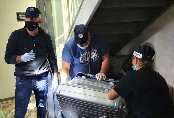 בלשי משטרה עורכים חיפוש בביתו של חשוד שהפליל ליאון. "הכנו אותו מראש לכך שאנשים יזעמו ויקראו לו מלשן" צילום: משטרת ישראל