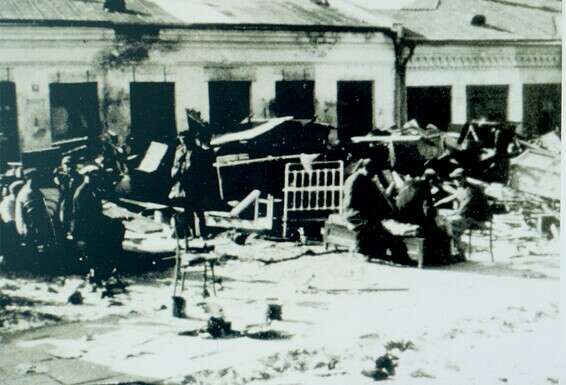 הגרמנים ממיינים את חפצי היהודים לאחר ניסיון המרד