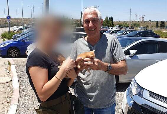 רוני שלום והחיילת יחד עם החתולים // צילום: "אס או אס חיות"