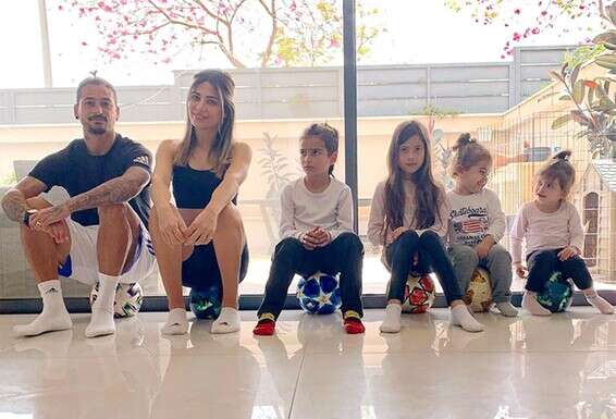 עם האישה, מירן, והילדים שיין (מימין), לאייו, מיילי וריי. "מירן היא המזל הגדול שלי" 