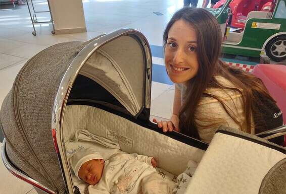 "המטפלת עשתה לי דיקור כדי להוריד את עוצמת הכאב, ואחר כך עיסתה לי את הצוואר והגב, לשחרר את הלחץ". נטלי וילצ'ינסקי רצון עם בתה נוגה